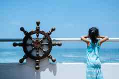 女孩观察海阳台房子海滩海盗船舵一边