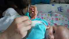 新生儿孩子的指甲减少剪刀