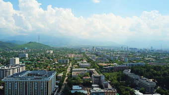 视图阿拉木图城市白色云蓝色的天空