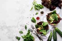 健康的素食沙拉菠菜红色的生菜黄瓜绿色植物前视图平躺