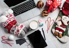 圣诞节桌面移动PC平板电脑聪明的电话包围长袜糖果拐杖咖啡前视图平躺