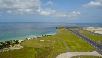 跑道登巴萨国际机场巴厘岛印尼跑道达到海洋空中视图ngurah千机场
