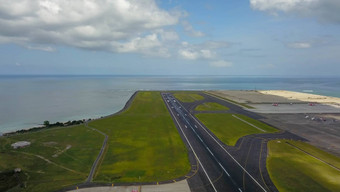 跑道登巴萨国际机场巴厘岛印尼跑道达到海洋空中视图ngurah千机场