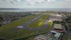 视图巴厘岛岛飞机ngurah千国际机场跑道达到海洋空中视图国际机场登巴萨