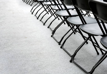 集团空折叠椅子安排行会议房间