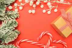 庆祝快乐一年框架红色的背景绿色冷杉分支机构糖果礼物盒子雪节日装饰明信片概念前视图平铺复制空间