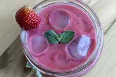 草莓酸奶奶昔冰