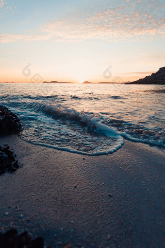 垂直图像潮海滩沙子色彩斑斓的日落岛屿背景复制空间