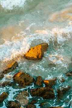 海波崩溃岩石海岸西班牙阳光明媚的一天