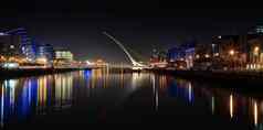 都柏林爱尔兰河利菲河晚上竖琴桥反射