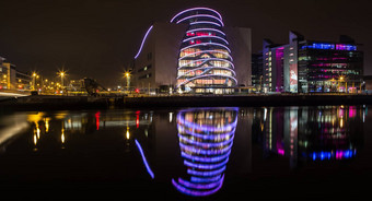 都柏林爱尔兰1月打开都柏林公约中心位于斯宾塞码头河利菲河晚上