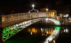 晚上图片河利菲河一分钱桥都柏林爱尔兰反射