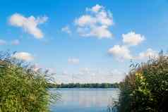 里德湖蓝色的天空云