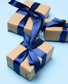 盒子包装棕色（的）纸系蓝色的丝绸丝带