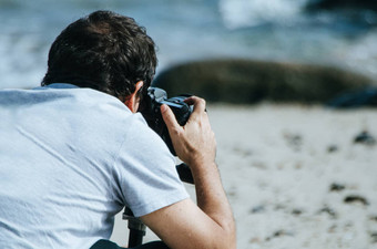 年轻的男人。<strong>相机</strong>采取图片海海滩