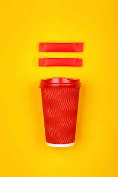 红色的纸咖啡杯黄色的
