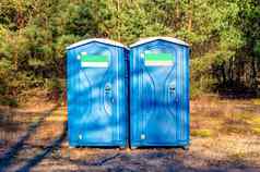 蓝色的塑料厕所。。。小屋公共厕所。。。城市公园