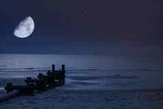 一半月亮星星海滩海洋晚上