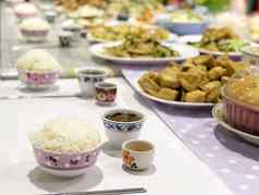 中国人鬼节日牺牲提供食物祈祷
