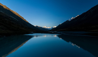 湖阿尔泰山全景阿尔泰景观山时间一年秋天