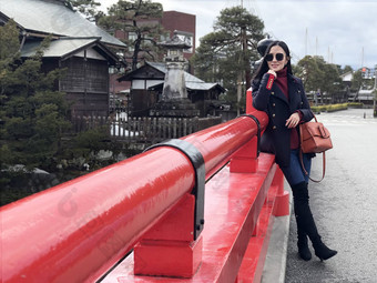 快乐女人旅游享受视图红色的苏炳桥takaya