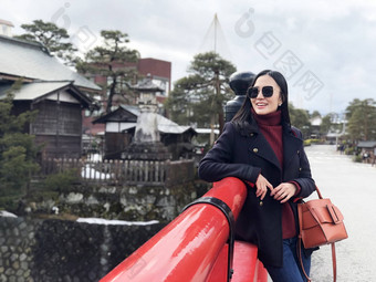 快乐女人旅游享受视图红色的苏炳桥takaya