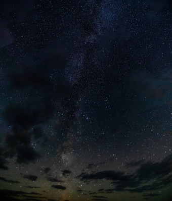 布满星星的天空阿尔泰山美丽的晚上天空阿尔泰山