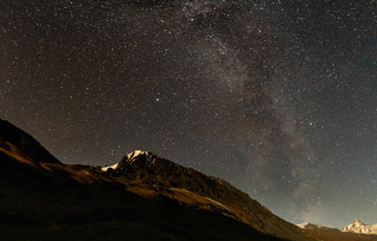 布满星星的天空阿尔泰山美丽的晚上天空阿尔泰山