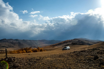 运动型<strong>多功能</strong>车背景山景观旅行运动型<strong>多功能</strong>车