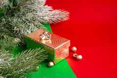 一年的作文圣诞节树分支机构礼物盒子圣诞节冬天一年概念平躺前视图