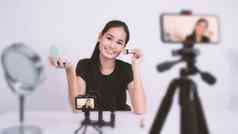 亚洲青少年女人坐前面相机生活广播
