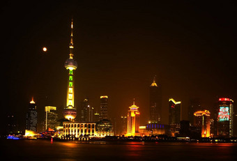 上海浦东晚上塔水反射