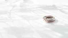 婚礼订婚环钻石象征爱