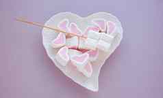 心形的棉花糖白色板粉红色的背景概念母亲的一天情人节一天