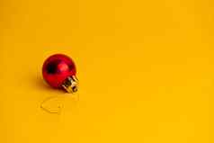 红色的球装饰圣诞节树黄色的背景