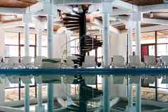 螺旋楼梯柱子反映池内部室内装饰体系结构