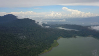 空中视图双胞胎湖泊就是这样tamblingan北巴厘岛印尼火山口湖泊巴厘岛美丽的湖泊绿松石水山岛巴厘岛景观湖