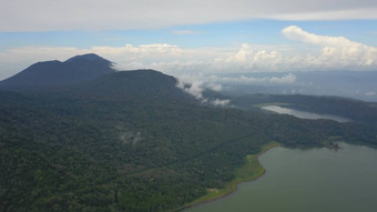 空中视图双胞胎湖泊就是这样tamblingan北巴厘岛印尼火山口湖泊巴厘岛美丽的湖泊绿松石水山岛巴厘岛景观湖