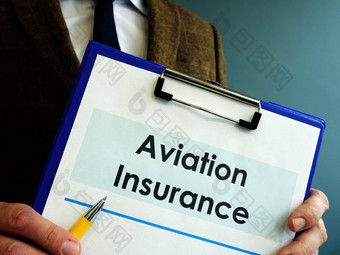 保险公司显示航空保险笔签署