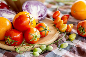 新鲜的有机生蔬菜水果碗沙拉表格