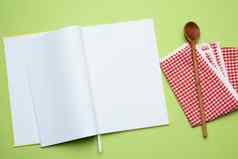 开放笔记本空白白色表木勺子绿色