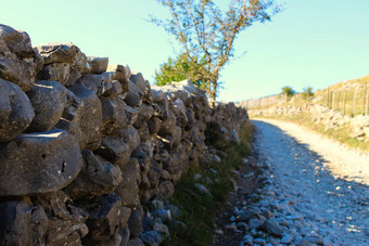 墙堆放路边石头堆放墙路栅栏场路路波斯尼亚村卢科米尔