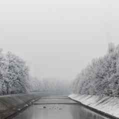 冬天萨拉热窝米尔杰卡河萨拉热窝冬天冬天萨拉热窝雾污染雪海岸