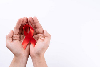 艾滋病意识男人。手持有红色的丝带白色背景复制空间文本世界艾滋病一天医疗保健医疗概念