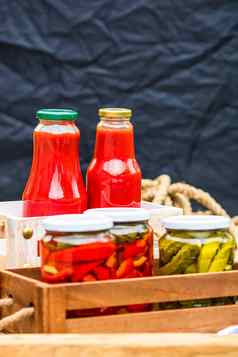 瓶番茄酱汁保存罐头腌食物概念