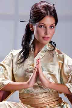 年轻的美丽的女人日本国家服装