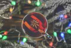 圣诞节热加香料的热酒玻璃香料柑橘类frui