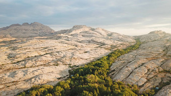 黎明冻熔岩山