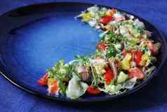 饮食食物蔬菜沙拉樱桃西红柿洋葱草本植物蓝色的背景