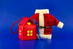 房子形状的礼物盒子红色的圣诞老人老人西装